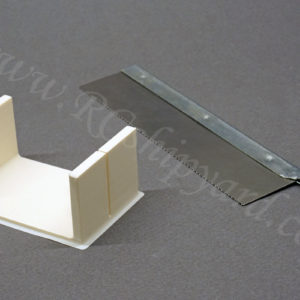 Ultra thin saw for plastic hulls with a guiding rail.