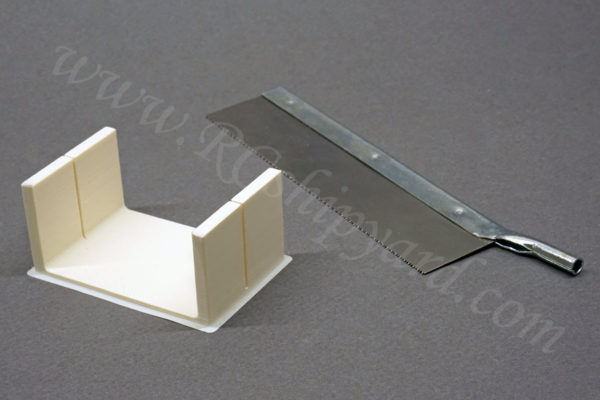 Ultra thin saw for plastic hulls with a guiding rail.